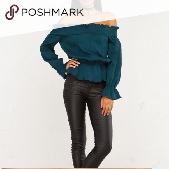 AKIRA Tops - OFF THE SHOULDER TOP green sz S